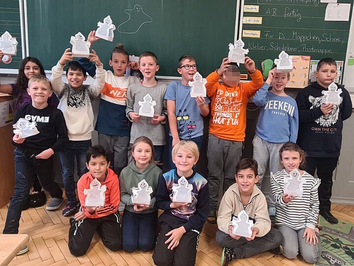 Schüler mit Geisterlaternen