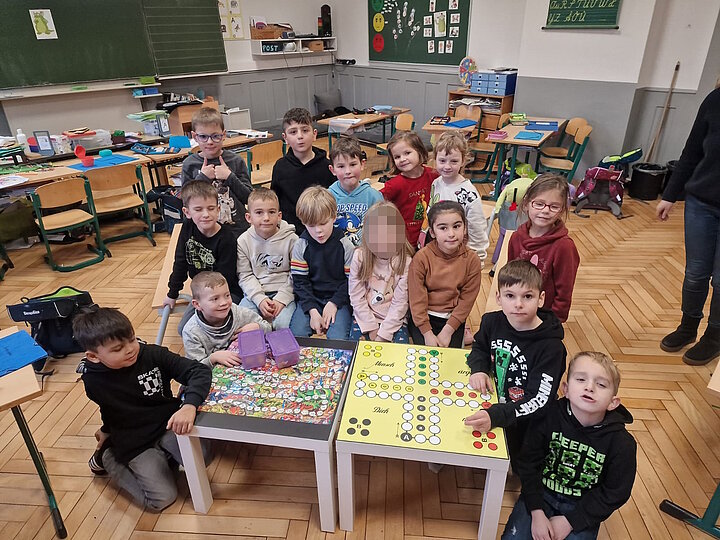 Schüler an den Spieltischen