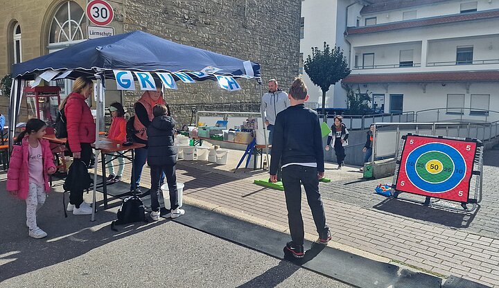 Stand der Grundschule auf der Kerwe